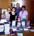 І.К. Кушніренко з бібліотекарями і своїми книжками